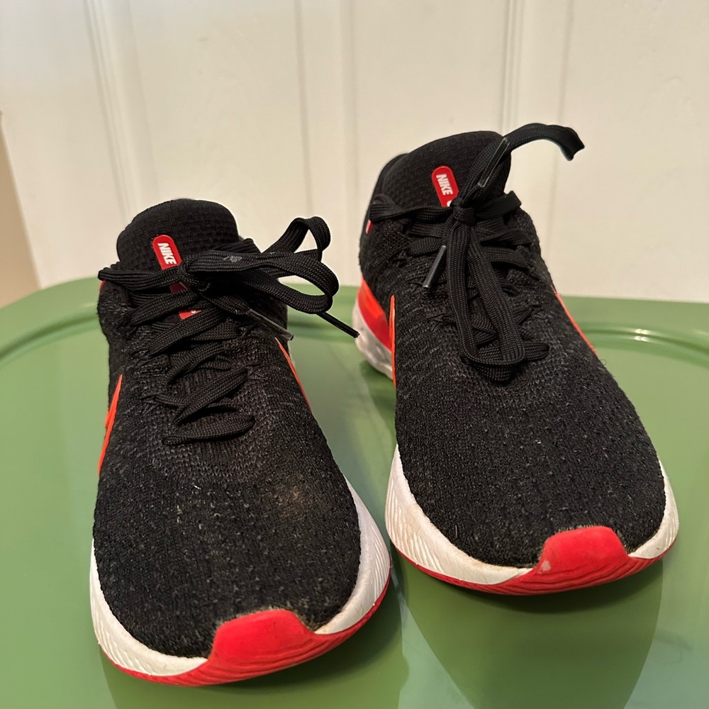 Nike Black and Red Women's Running Shoes - Picture 6 of 7